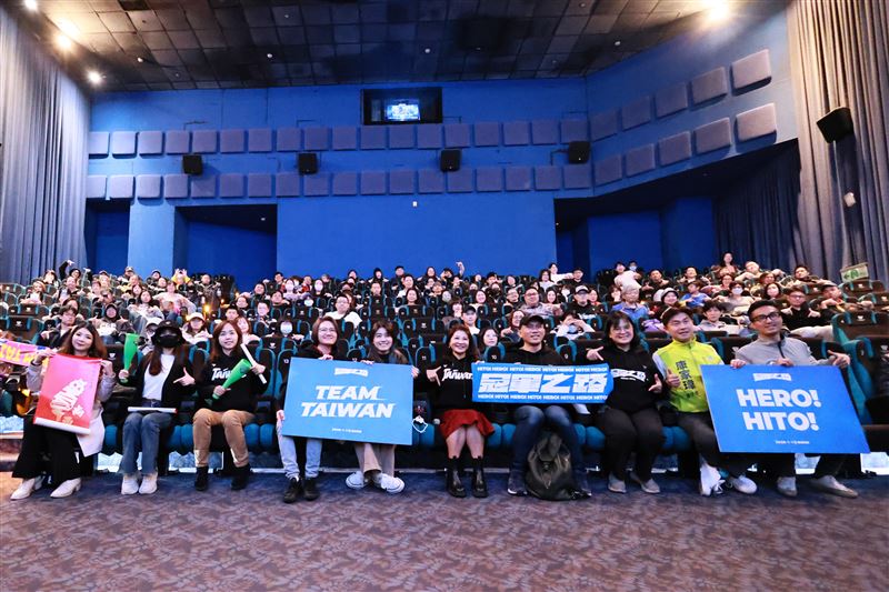 民進黨台北市議員參選人郭凡攜手立法委員林楚茵及多個公民團體，於京站威秀舉辦紀錄片《冠軍之路》公益包場活動