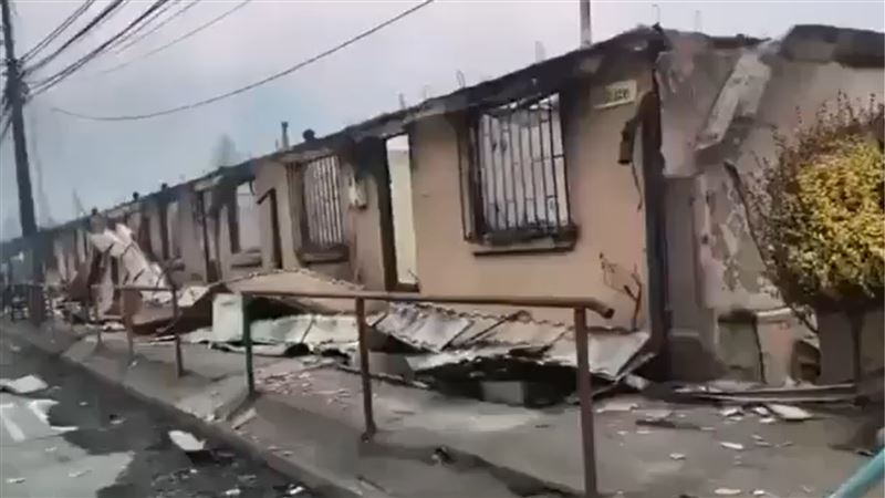 災後一整排燒焦的房子。（圖／翻攝自X平台 @Soy_Tu_Aji）