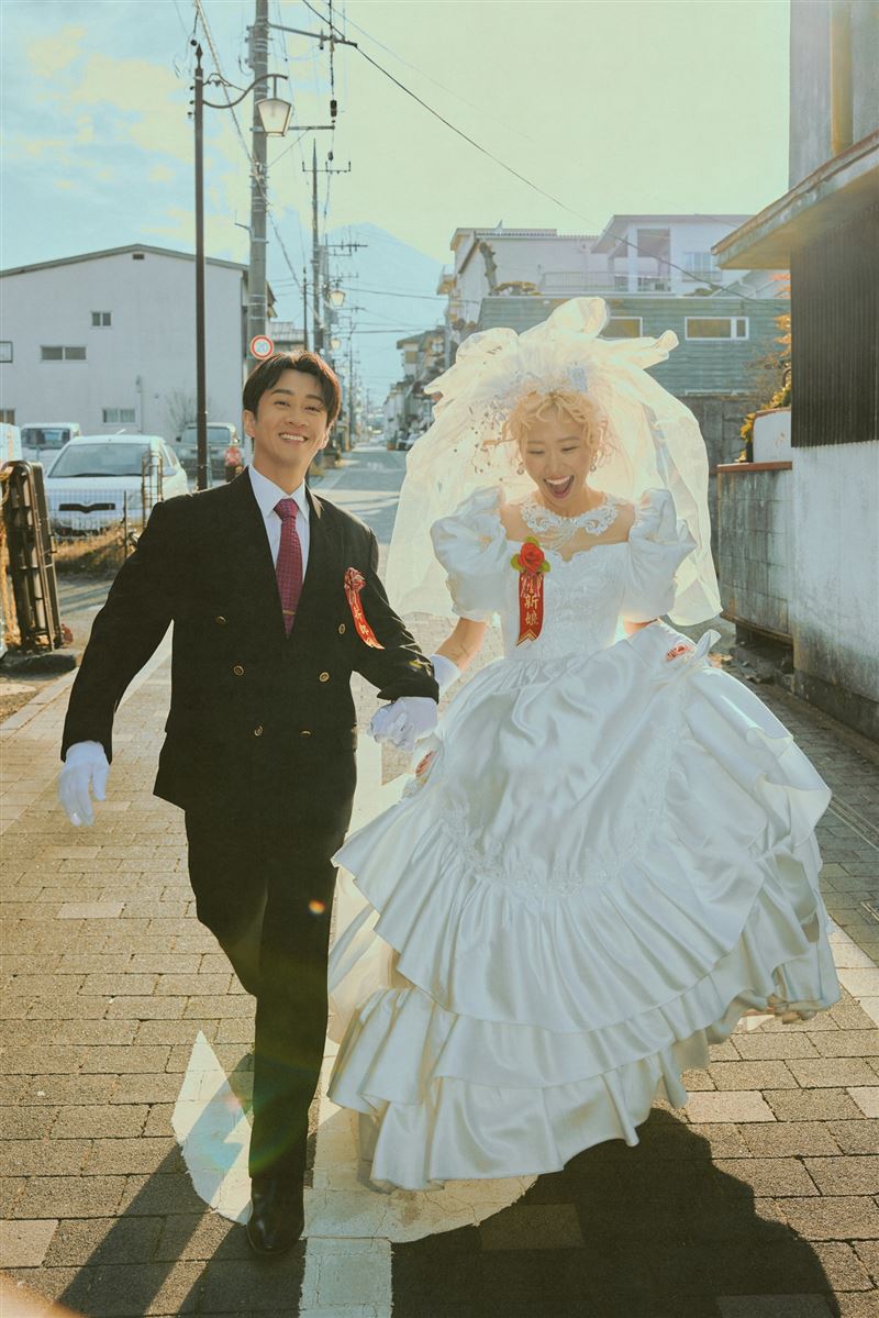 陳漢典與LULU昭和復古浪漫婚紗。（圖／天地合娛樂提供）