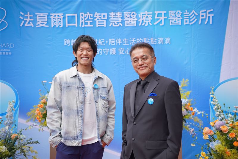 法夏爾口腔智慧醫療創辦人朱文賢院長(右)與「微笑左投」陳冠宇(左)。（圖／品牌業者提供）
