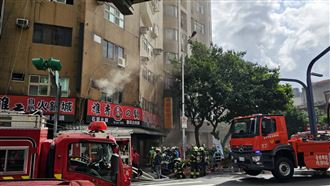 新／萬華大樓火警　2女子吸入性嗆傷送醫