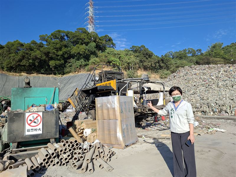 市議員張芬郁上月12日前往大里掩埋場視察時打包機具已經是停工狀態。（圖／台中市議員張芬郁提供）