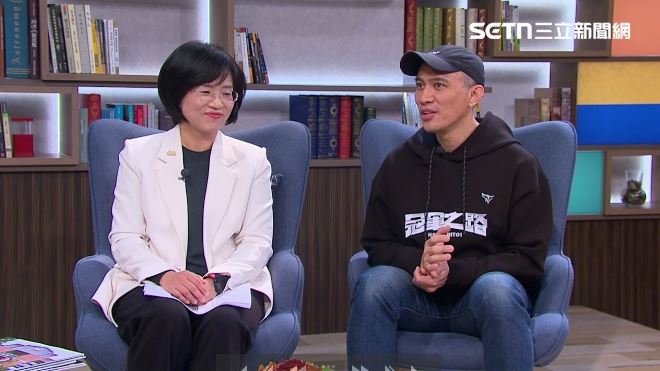 三立新聞《話時代人物》節目主持人鄭弘儀專訪《冠軍之路》導演龍男．以撒克．凡亞思和他的太太、民進黨立委蘇巧慧（圖／話時代人物）