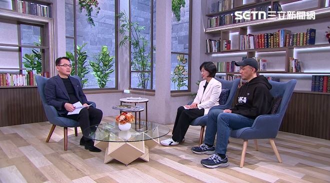 蘇巧慧和丈夫龍男&middot;以撒克&middot;凡亞思一起接受《話時代人物》節目主持人鄭弘儀專訪（圖／話時代人物）