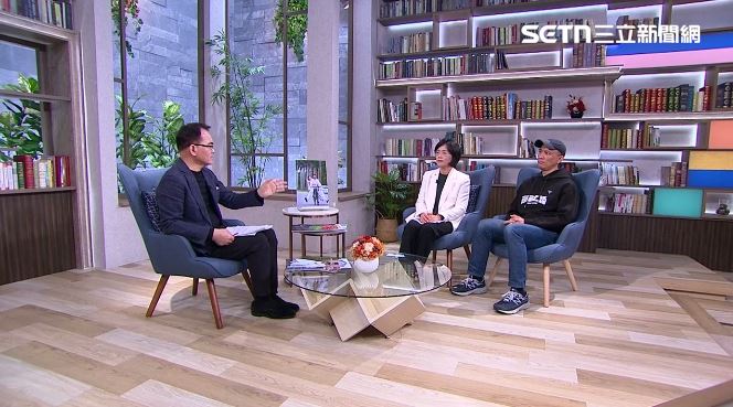 三立新聞《話時代人物》節目主持人鄭弘儀專訪《冠軍之路》導演龍男．以撒克．凡亞思和他的太太、民進黨立委蘇巧慧（圖／話時代人物）