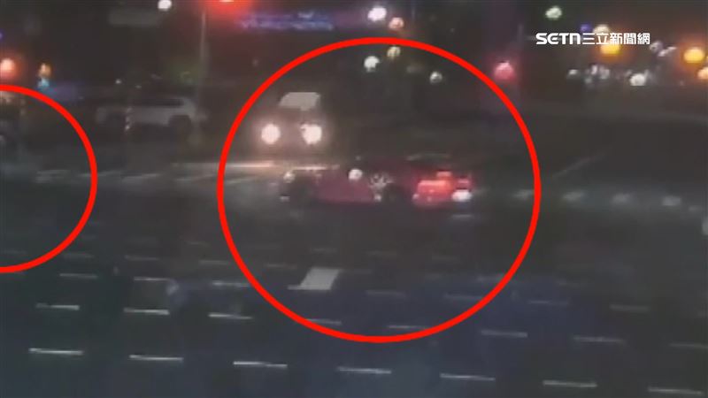 保時捷快車道違規右轉，撞上慢車道直行的機車騎士