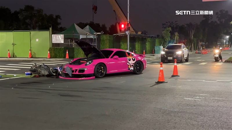 桃紅色保時捷911，保險桿破裂、後照鏡、葉子板凹毀，車身還塗裝卡通動畫角色