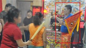 遭逆子砍死的廖翁在神壇兼職乩身符問信眾。（圖／翻攝自神壇臉書專頁）