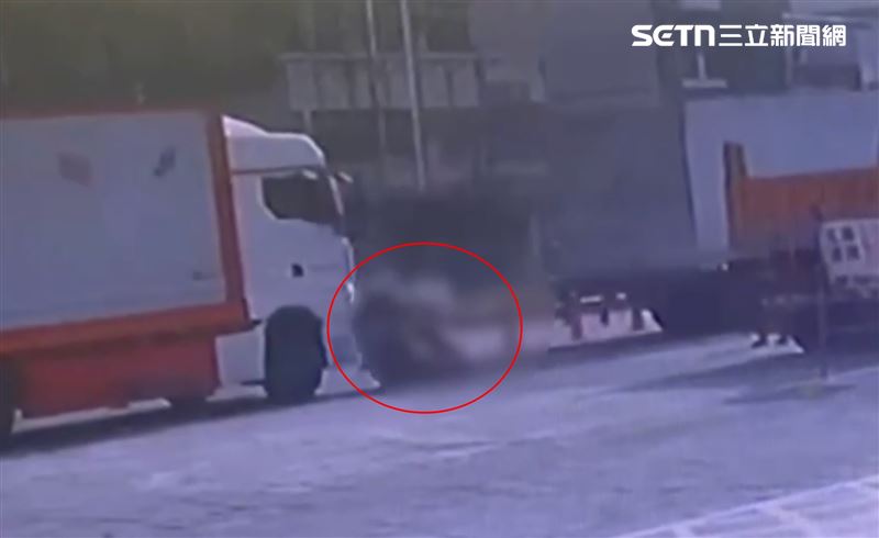 情侶雙載行經此路段時，前後方都各有一台大貨車夾擊，處境相當危險。（圖／翻攝畫面）