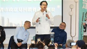 民眾黨松信夥伴見面會　黃國昌分享新外套民眾黨台北市黨部18日下午舉辦「松信夥伴見面會」，黨主席黃國昌（中）出席並起立分享印有「新北市長參選人」的新外套。中央社記者翁睿坤攝　115年1月18日