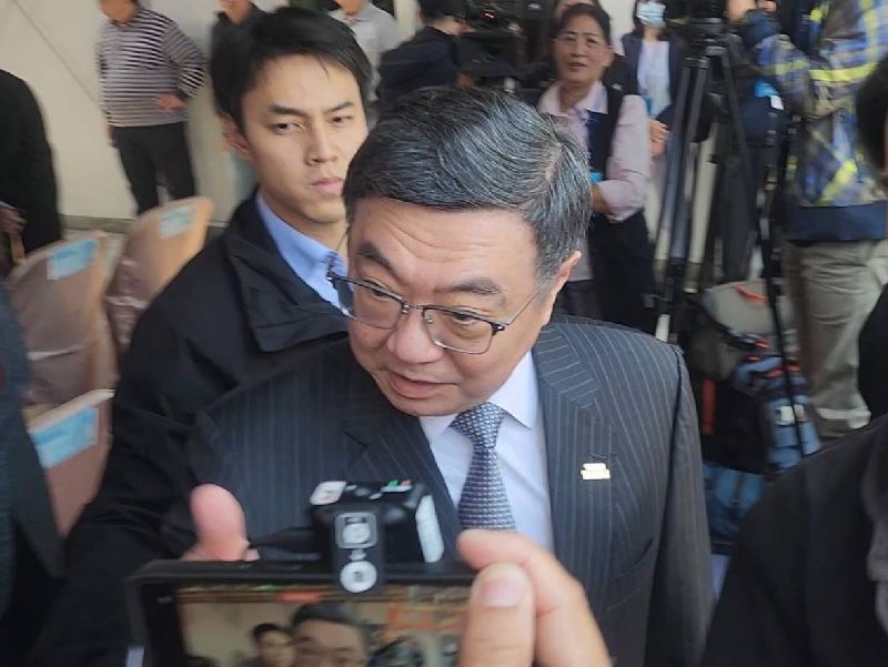 行政院長卓榮泰（前）19日到高雄市出席「海洋委員會、海洋保育署及國家海洋研究院合署辦公廳舍新建工程」上樑典禮時，特別向媒體工作者致敬，並在離場前豎起大拇指喊「你們都很棒」。（圖／中央社）