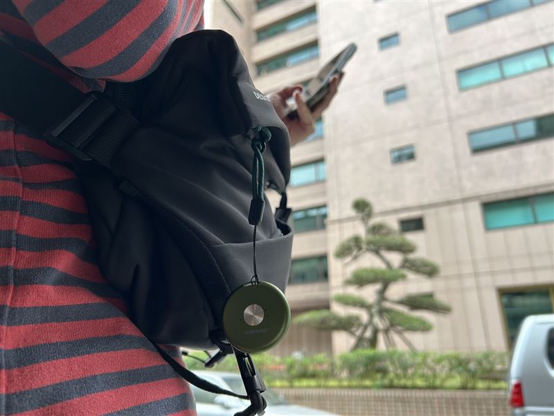 體積輕巧的「抹茶機」支援多國離線翻譯，可放口袋或隨手掛在背包上。（圖／品牌業者提供）