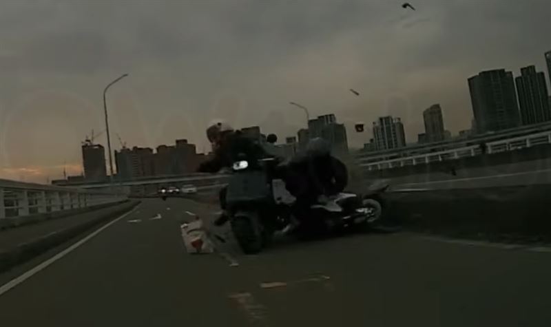 男大生追撞上前方機車，造成許女傷重不治。（圖／翻攝自WoWtchout - 地圖型行車影像分享平台）