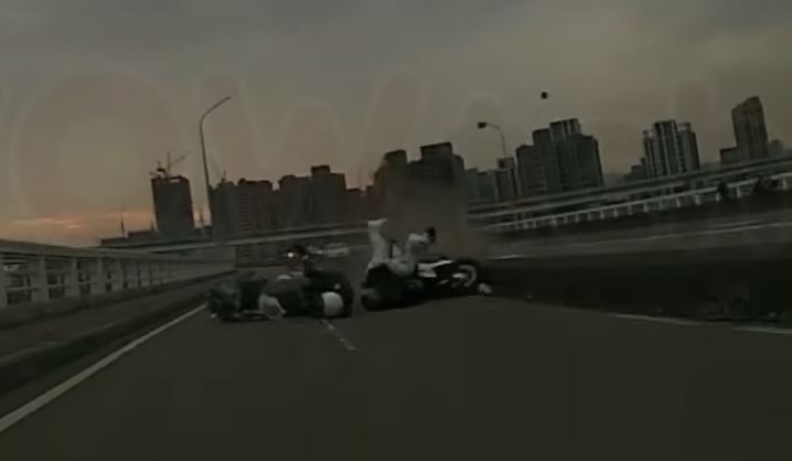 許女遭撞擊造成頭部重創、頸部骨折，送醫搶救仍不治。（圖／翻攝自WoWtchout - 地圖型行車影像分享平台）