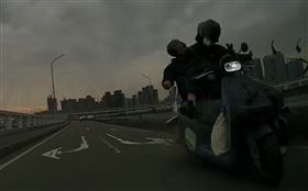 三重,機車,男大生,車道,人員,新北市三重區,警消,重新橋,死亡車禍（圖／翻攝自WoWtchout - 地圖型行車影像分享平台）