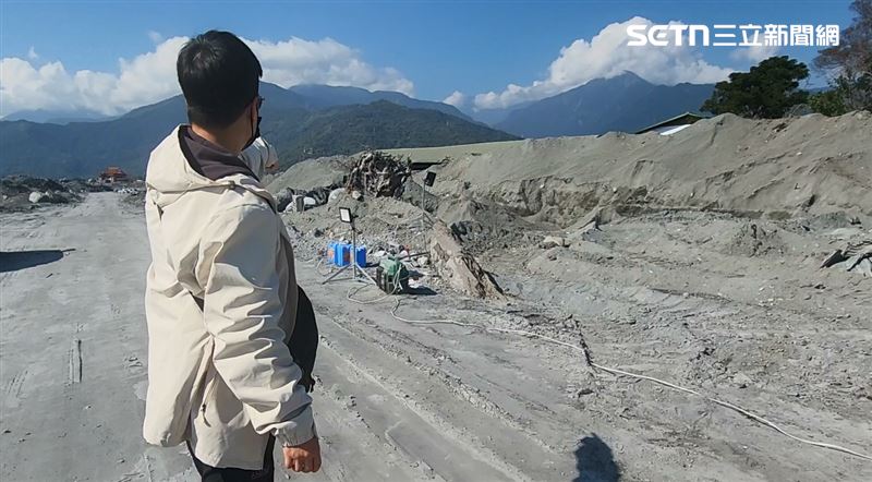 張婦家屬表示，一家人自掏腰包租怪手，買照明燈、發電機，目前已挖出住家屋頂。（圖／翻攝畫面）