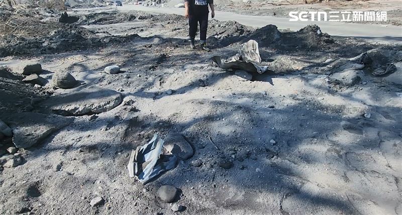 張婦家屬表示，一家人自掏腰包租怪手，買照明燈、發電機，目前已挖出住家屋頂。（圖／翻攝畫面）