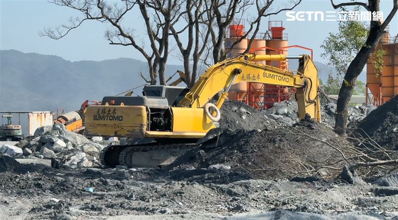 莊先生表示，事發至今4個多月，花蓮縣府直到上週才派來1台怪手協助。（圖／翻攝畫面）