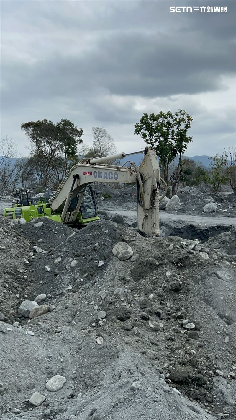 家屬自己花錢聘怪手挖土，2個月已燒掉200萬積蓄。（圖／翻攝畫面）