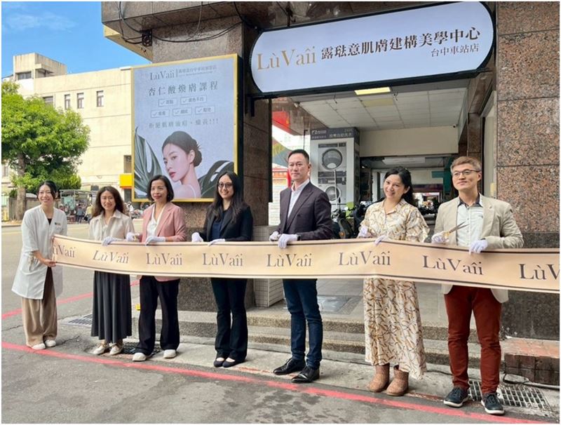 神經內科醫師林邵臻加盟露琺意台中車站店剪綵。露琺意台中車站店加盟主林邵臻醫師(右四)、露琺意醫美集團創辦人阮丞輝總經理(右三)、露琺意台中中科店加盟主徐毓婷醫師(右二)、露琺意台中中科店加盟主王稚暉醫師(右一)。(圖/業者提供)