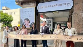 神經內科醫師林邵臻加盟露琺意台中車站店剪綵。露琺意台中中科店加盟主王稚暉醫師(右四)、露琺意台中中科店加盟主徐毓婷醫師(右三)、露琺意醫美集團創辦人阮丞輝總經理(右二)、露琺意台中車站店加盟主林邵臻醫師(右一)。(圖/業者提供)