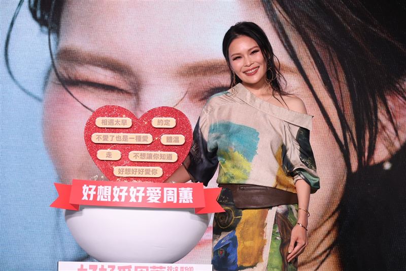 周蕙首度攻蛋舉辦「好想好好愛周蕙」記者會，主辦方特別準備「破蛋」儀式。（圖／記者鄭孟晃攝影）