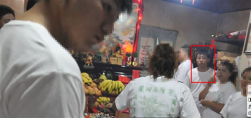 砍死父母逆子的正面照（紅框）。（圖／翻攝自神壇臉書專頁）