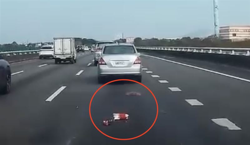 不明物體墜落砸中車輛後破碎噴飛。（圖／翻攝自Threads @chen._.1018w）