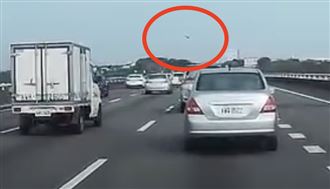 國道遭空襲！無人機「墜砸轎車」破碎噴飛