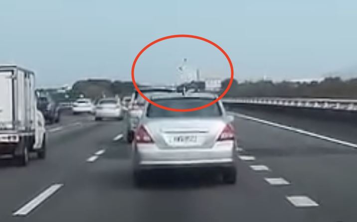 不明物體墜落重擊前方的車輛。（圖／翻攝自Threads @chen._.1018w）