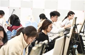 中國大陸多所大學近年相繼裁撤藝術相關科系，與此同時，AI、機器人、半導體等新興科技則是大量成立。(圖／取自新華日報)