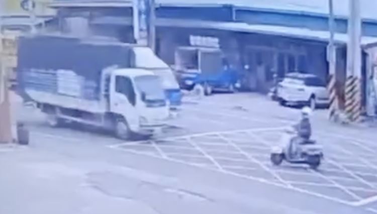 黃女騎機車左轉時遭貨車撞上。（圖／翻攝畫面）