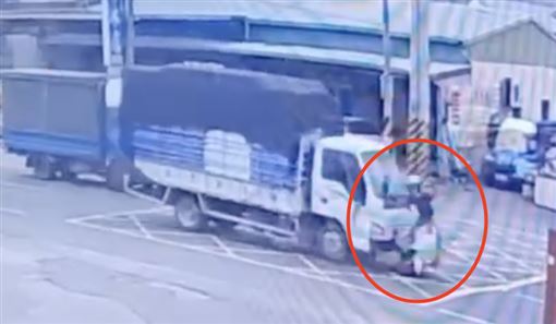 撞擊瞬間！21歲女「遭貨車撞飛」捲入車底