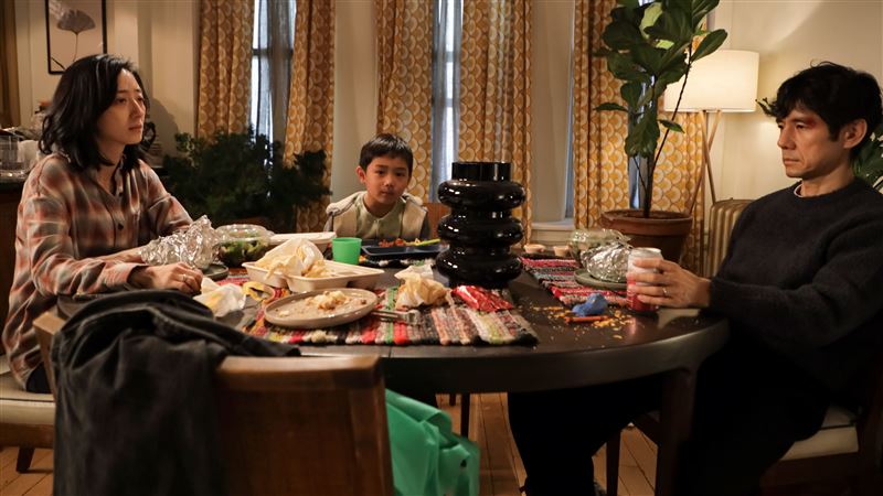 《最親愛的陌生人》描述西島秀俊(右)與桂綸鎂(左)飾演一對定居紐約的夫妻，長年在文化差異、生活壓力與未解的情感裂痕中逐步崩解。（圖／甲上娛樂提供）