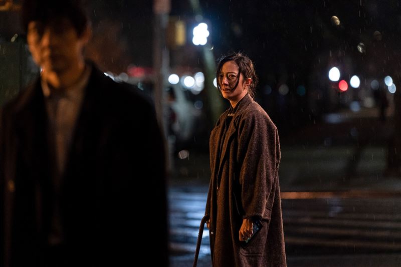 西島秀俊與桂綸鎂其中一場街頭爭執戲情緒張力爆棚。（圖／甲上娛樂提供）