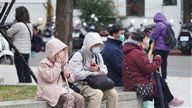 寒流發威　氣象署發布低溫特報（2）寒流報到，中央氣象署持續發布低溫特報，根據氣象署觀測，8日上午台灣本島平地最低溫在苗栗三灣跟新北石碇，只有攝氏7度。台北市北投區有不少民眾穿著厚重衣物禦寒。中央社記者徐肇昌攝　114年2月8日