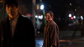 西島秀俊與桂綸鎂其中一場街頭爭執戲情緒張力爆棚。（圖／甲上娛樂提供） 