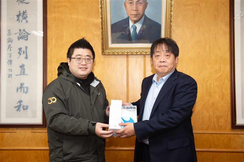 三立品牌行銷部林鶴明策略長(左)致贈文化大學校長王子奇(右)三立集團品牌誌，讓學校有機會更深入了解媒體企業的全方位領域 王子奇校長也回贈禮物 強調產學攜手打造學用合一的人才培育模式。（圖／三立永續辦公室提供）