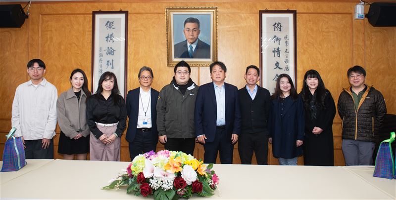 雙方代表合影留念，象徵三立集團與文化大學共同為培育台灣影視及AI人才努力 建立長期合作夥伴關係 。（圖／三立永續辦公室提供）