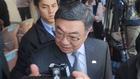 卓榮泰比讚鼓勵媒體行政院長卓榮泰（前）19日到高雄市出席「海洋委員會、海洋保育署及國家海洋研究院合署辦公廳舍新建工程」上樑典禮時，特別向媒體工作者致敬，並在離場前豎起大拇指喊「你們都很棒」。中央社記者洪學廣攝　115年1月19日