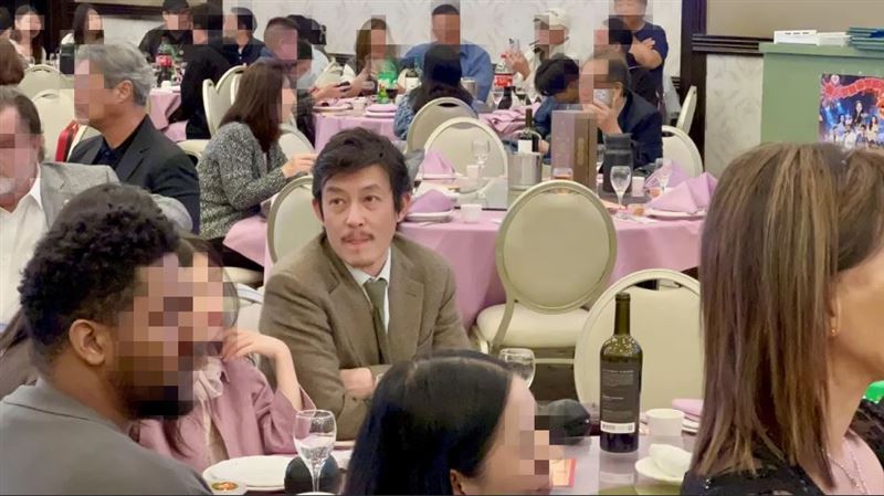 粉絲捕捉，藝人陳冠希帶女兒Alaia和老婆，在美國洛杉磯一間餐廳喝喜酒。（圖／翻攝凱莉老師小紅書）