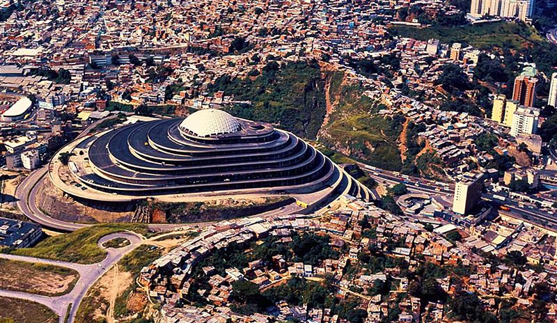 圖為位於委內瑞拉首都卡拉卡斯（Caracas）惡名昭彰的「螺旋大廈（El Helicoide）」監獄（圖／翻攝自X平台 @Pedro_Torrijos）