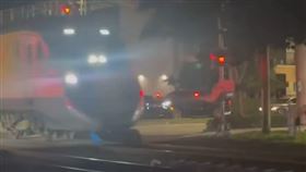 Uber送餐小幫手卡鐵軌！路人只顧拍「眼睜睜看著被撞碎」（圖／翻攝自X）