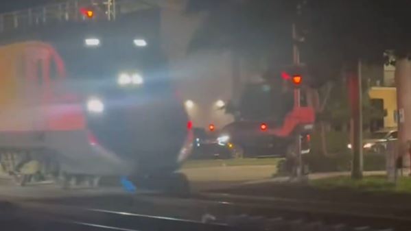 Uber送餐小幫手卡鐵軌　路人顧著拍釀悲劇