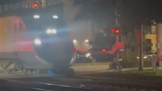 Uber送餐小幫手卡鐵軌　路人顧著拍釀悲劇