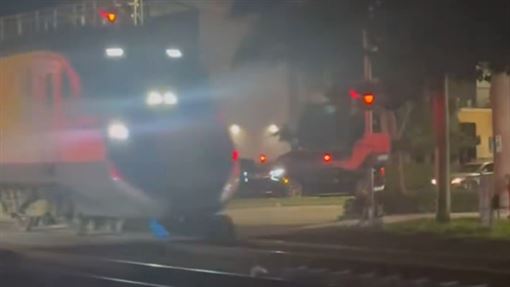 Uber送餐小幫手卡鐵軌　路人顧著拍釀悲劇