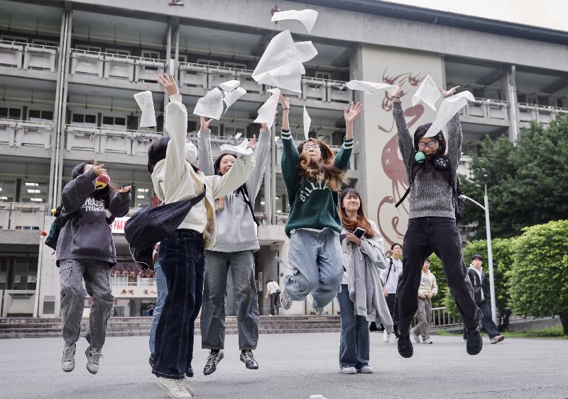 115學年度學科能力測驗19日下午最後一科社會科考試於下午2時40分結束，宣告今年學測考試正式結束，考生將模擬試卷拋向天空慶祝