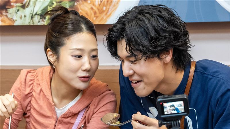 風田（右）、金針菇日韓對抗。（圖／TVBS提供）