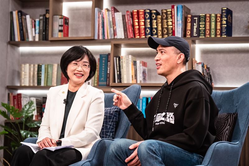 三立新聞《話時代人物》節目主持人鄭弘儀專訪《冠軍之路》導演龍男．以撒克．凡亞思和他的太太、民進黨立委蘇巧慧（圖／蘇巧慧辦公室提供）