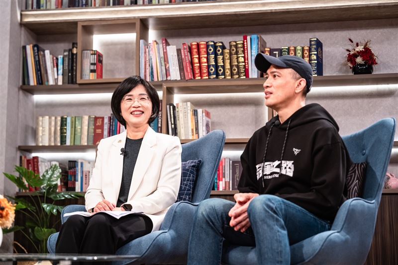 蘇巧慧和丈夫龍男·以撒克·凡亞思一起接受《話時代人物》節目主持人鄭弘儀專訪（圖／蘇巧慧辦公室提供）